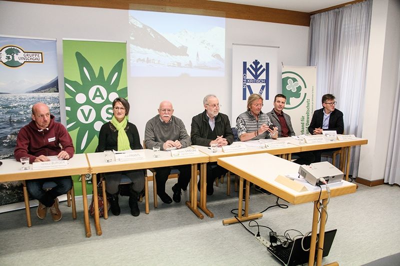 Schulterschluss der Umweltverbände mit dem Geschäftsführer der Ferienregion Reschenpass v.l.: Gerald Burger, Evi Prantl, Georg Simeoni, Franz Fliri, Klauspeter Dissinger, Siegfried Patscheider und Richard Fliri