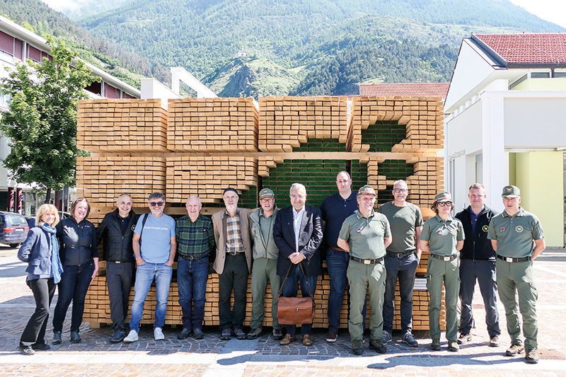 Der Gemeindeausschuss von Schlanders war letztes Jahr in Landsberg am Lech. Am 5. Juni kam es zu einem Gegenbesuch und einer Waldtagung in Schlanders, sowie einer Besichtigung der Bestandsflächen am Nördersberg und am Sonnenberg. Im Bild Ludwig Pertl (sechster von links) sowie weitere Teilnehmer:innen der Tagung.  