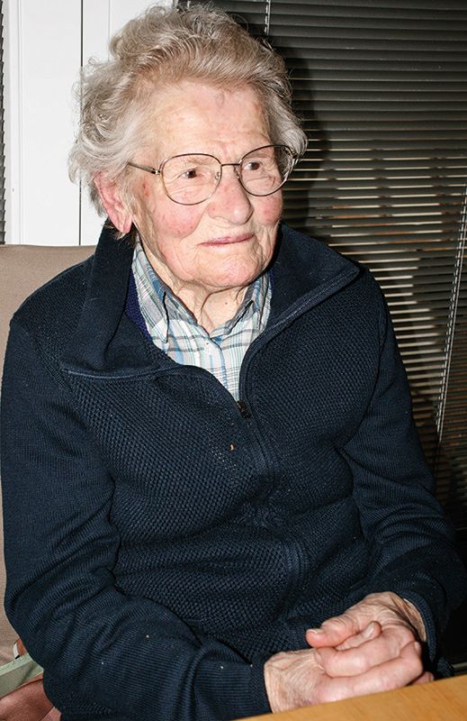 Maria Lechner Pinggera, geb. 1934, Lichtenberg. Die Kirchenbesuche sind ihr seit jeher sehr wichtig: „Es isch heint nou koa Sunnta ohne Kirchn, deis isch sou in oam drin.“