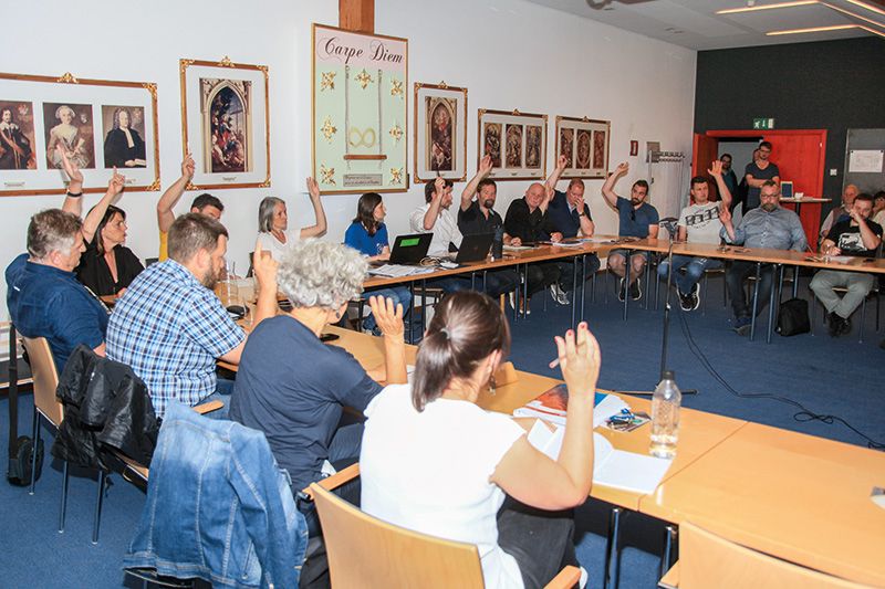 Der Naturnser Gemeinderat hat seinen Beschluss zur Umgestaltung des Rathausparkplatzes am 6. Juni 2023 mehrheitlich widerrufen. Damit wird eine abschaffende Volksabstimmung, für die rund 600 Unterschriften in nur 30 Stunden gesammelt worden sind, hinfällig.