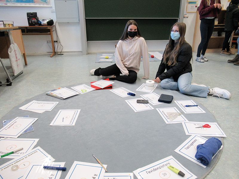 Beim Tag der offenen Tür informierten Lehrpersonen und Schüler:innen über die besonderen Unterrichtsformen und Arbeitsmaterialien in den Montessoriklassen.