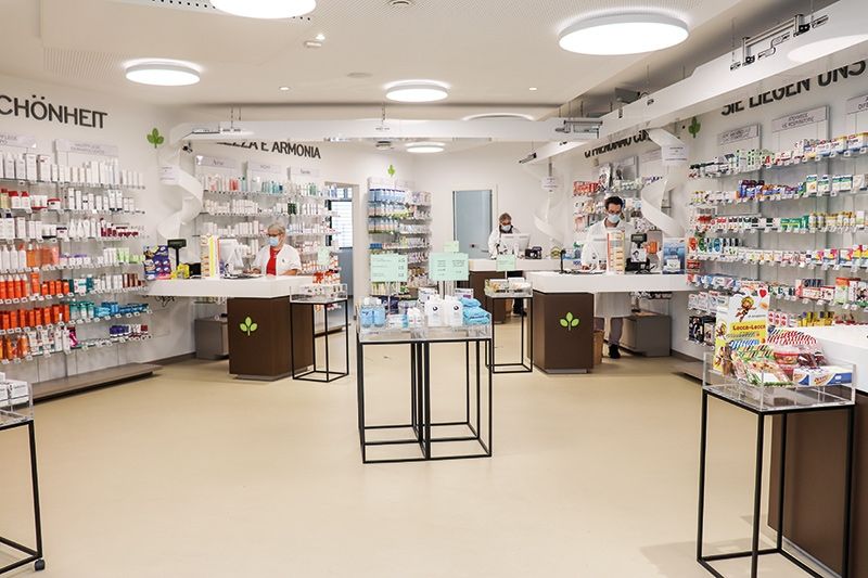 Vier Verkaufsinseln empfangen die Kunden in der Apotheke Schlanders