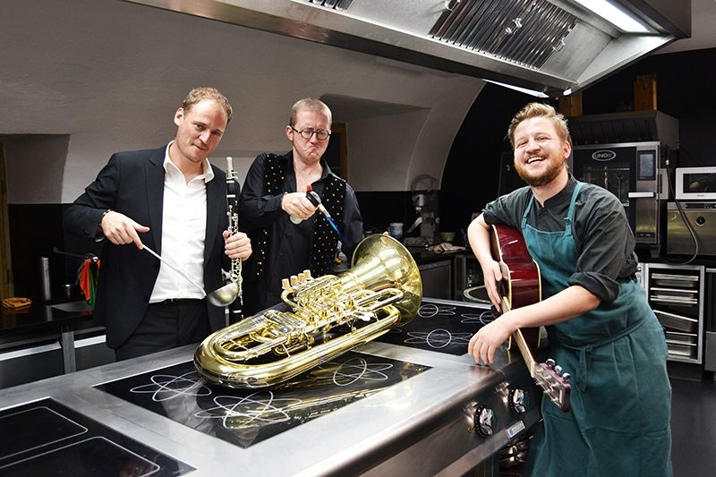 Schorn, Gigler und Ortler nach einer gemeinsamen Zugabe on fire in der Restaurantküche