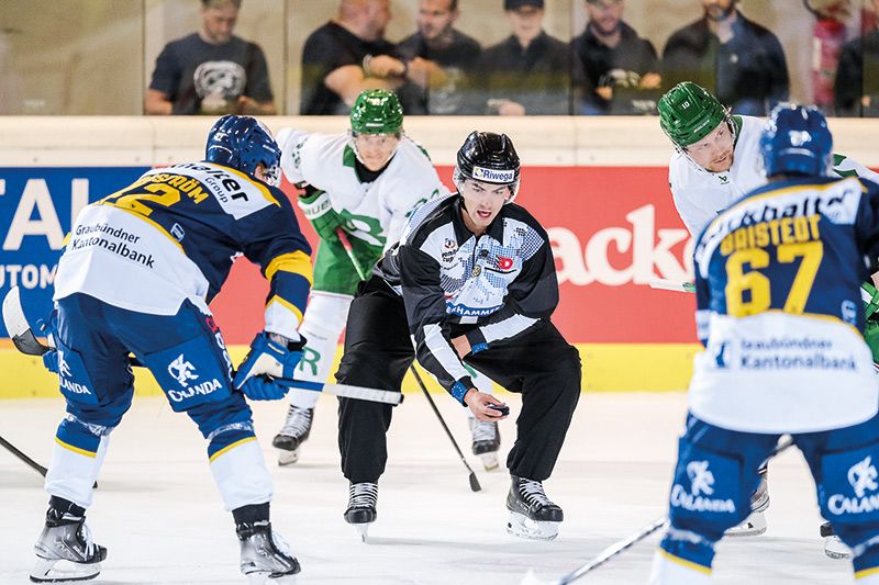 Puckeinwurf beim Dolomitencup; Foto: Dolomitencup Max Pattis