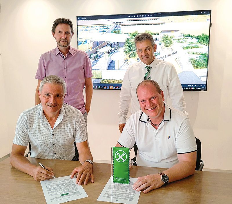 Starke Partner für die Erlebnistherme Naturns: v. l. sitzend: der Obmann der Raiffeisenkasse Untervinschgau Wolfram Gapp mit dem Präsidenten der Naturns Kultur und Freizeit GmbH Andreas Pircher. Dahinter stehend Bürgermeister Zeno Christanell und Bankdirektor Manfred Leimgruber.