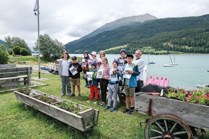 Als Segel-Anfänger übten die Kinder eine Woche lang in Optimisten-Jollen mit viel Spaß und Lernfreude unter ständiger Anleitung und Aufsicht vom Segeltrainer Guido Fellin (rechts im Bild) und seiner sportlichen Assistentin Karoline Lotha (links im Bild).