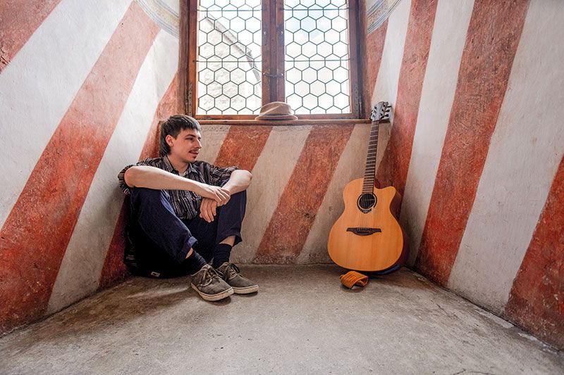 Leichthändig an den Gitarrensaiten, gewitzt und gedankenreich in seinen Texten: Robin’s Huat.