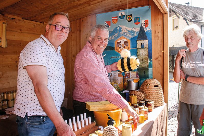 v. l.: Othmar Patscheider (Obmann des Imkerbezirkes Obervinschgau) und Reinhard Patscheider (Obmann in Schluderns) informieren beim Rosenkranzmarkt in Schluderns über die Imkerei