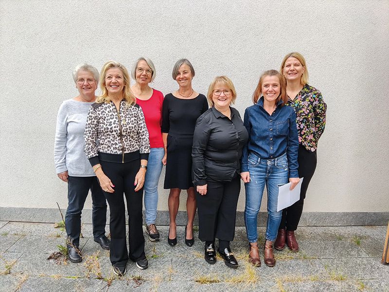 Das Team der Bibliothek: v. l. Zita Gander, Anna Tschenett, Marialuise Telser, Walburg Tschnett, Cornelia Moser, Thea Hofer und Simona Karner