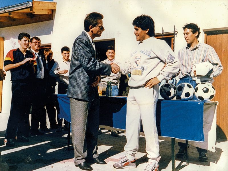 Ein historischer Moment für den ASV Schluderns: vorne: Sportpräsident Peter Trafoier begrüßt den Weltfußballer Diego Armando Maradona; rechts: Roland Thöni: hinten von links: Ulrich Veith, Walter Obwegeser, Christian Obwegeser, Mauro Scala und Luca Scala 