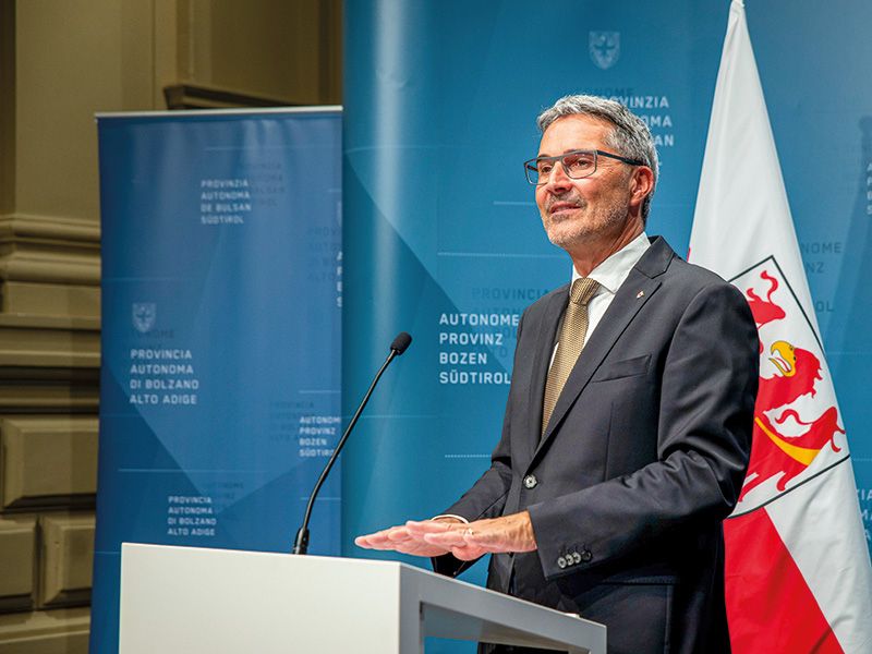 Landeshauptmann Arno Kompatscher teilte mit, dass die Gebühr der Konzessionären künftig aus zwei Teilen bestehen muss: aus einer festen und nunmehr neu auch aus einer variablen Komponente.
