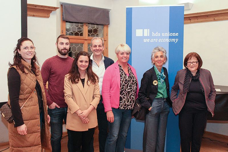 Der Bezirksausschuss des Wirtschaftsverbandes hds im Vinschgau: v. l. Gabi Gufler, Martin Psenner, Karin Gluderer, Dietmar Spechtenhauser, Liese Lotte Nielsen, Claudia Leoni und Doris Gstrein (Im Bild fehlt Elke Weissenegger)