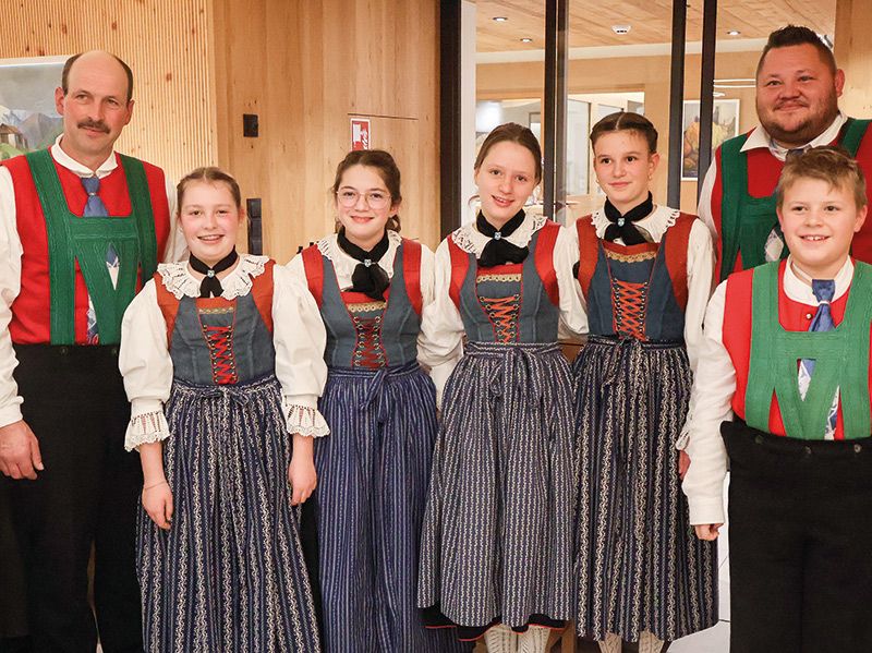 v. l.: Obmann Reinhard Tscholl, die Neuzugänge Laura Gluderer, Sira Dietl, Emma Altstätter, Emely Fuchs, Theo Ratschiller und Kapellmeister Christian Ratschiller.