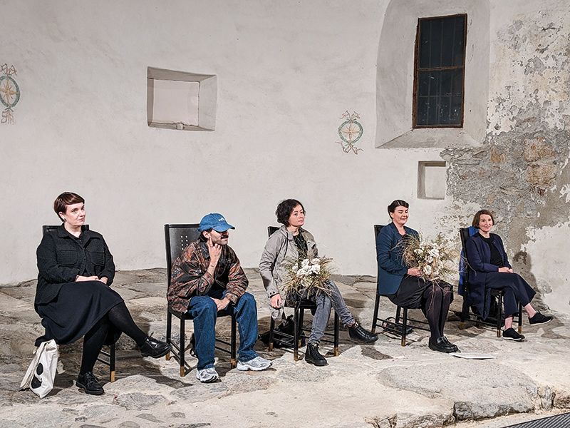 Cornelia Hülmbauer, Arad Dabiri, Publikumspreisträgerin Irina Kilimnik, Preisträgerin Tine Melzer und Magdalena Saiger waren die Protagonist-innen der 9. Ausgabe. Von den Kaufleuten gab es Papierblumensträuße