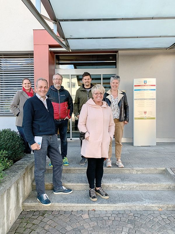 Vorne v. l. hds-Bezirkspräsident Dietmar Spechtenhauser, Ortsausschussmitglied Lise-Lotte Nielsen, hinten v. l. hds-Bezirksleiterin Karin Meister, hds-Ortsobmann Thomas Rungg, Bürgermeister Rafael Alber und Ortsausschussmitglied Renate Gander.