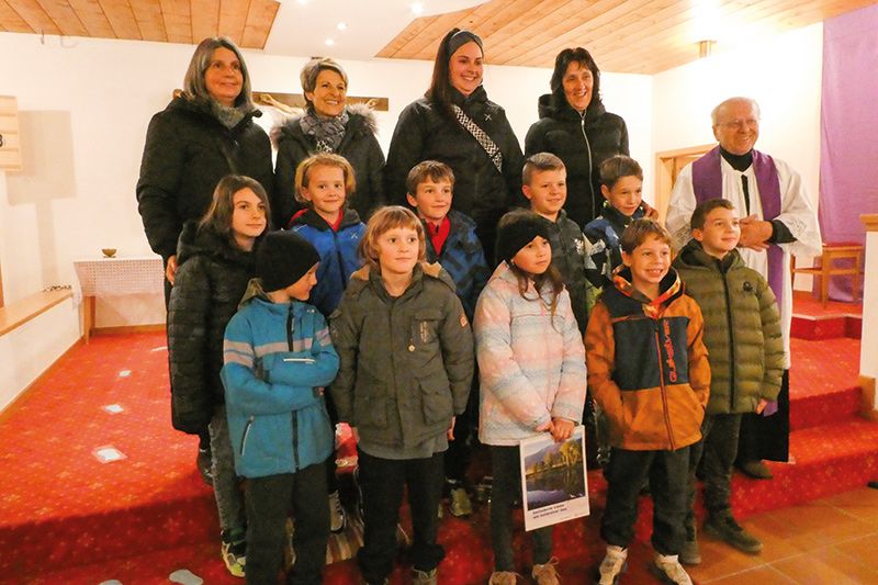 Die Schüler und Schülerinnen der 3. Klasse Grundschule Goldrain. Hinten von links Veronika Traut, die Vorsitzende des Bildungsausschusses Goldrain/Morter, Hedwig Altstätter, Vorsitzende des PGR Goldrain, die Lehrpersonen Maria Stecher und Sibylle Angerer, rechts Ortspfarrer Johann Lanbacher