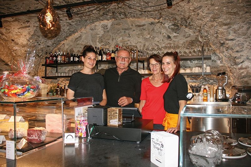 v. l.: Selina, Lucian, Wally und Ladina Ruinatscha begrüßten im „LA CUORT caffe‘ - bar - cun specialitats“ zahlreiche Gäste und überreichten ihnen ein Fläschchen Likör als Gastgeschenk