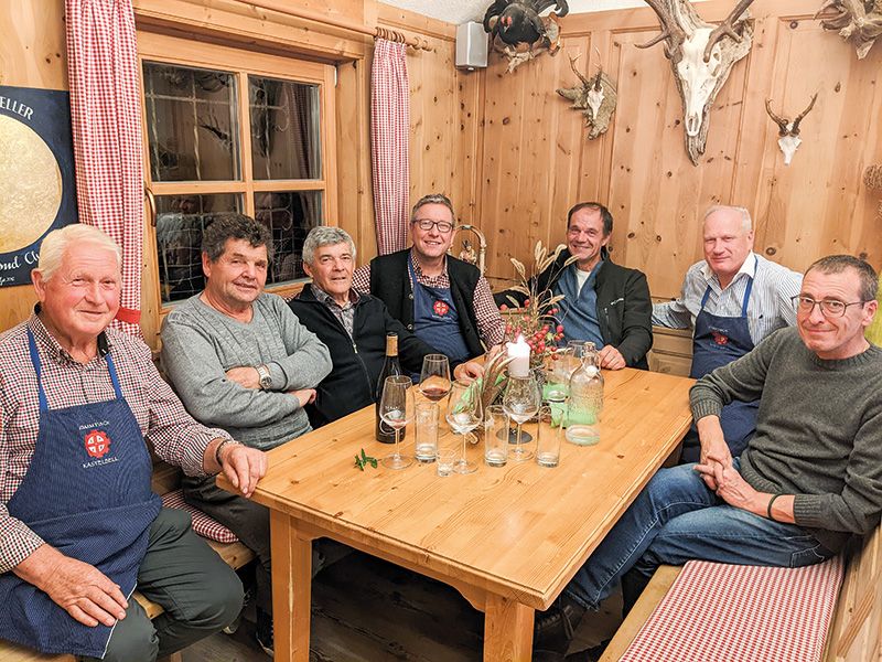 Einen kulinarischen Ausflug auf die Marzoner Alm unternahmen die Stammtischler v. l. Oswald Mitterer, Leo Forcher, Erich Donà, Heiner Pohl, Stefan Linser, BM Gustav Tappeiner und Hans Prister