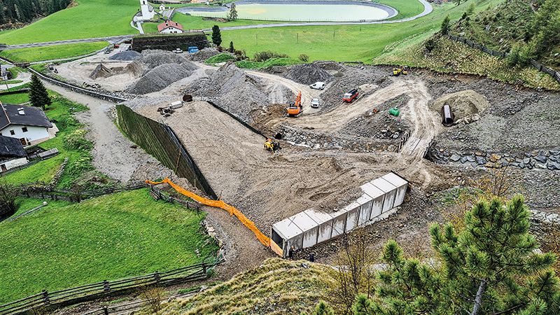 Der Weiler Kappl in Langtaufers wird sowohl vom Kapplerbach als auch von der Kapplbachlawine bedroht. Das Landesamt für Wildbach- und Lawinenverbauung West hat nun durch Bauten den Schutz sei es vor Lawinen- als auch vor Wassergefahr verstärkt. (Foto: LPA/Landesamt für Wildbach- und Lawinenverbauung West)