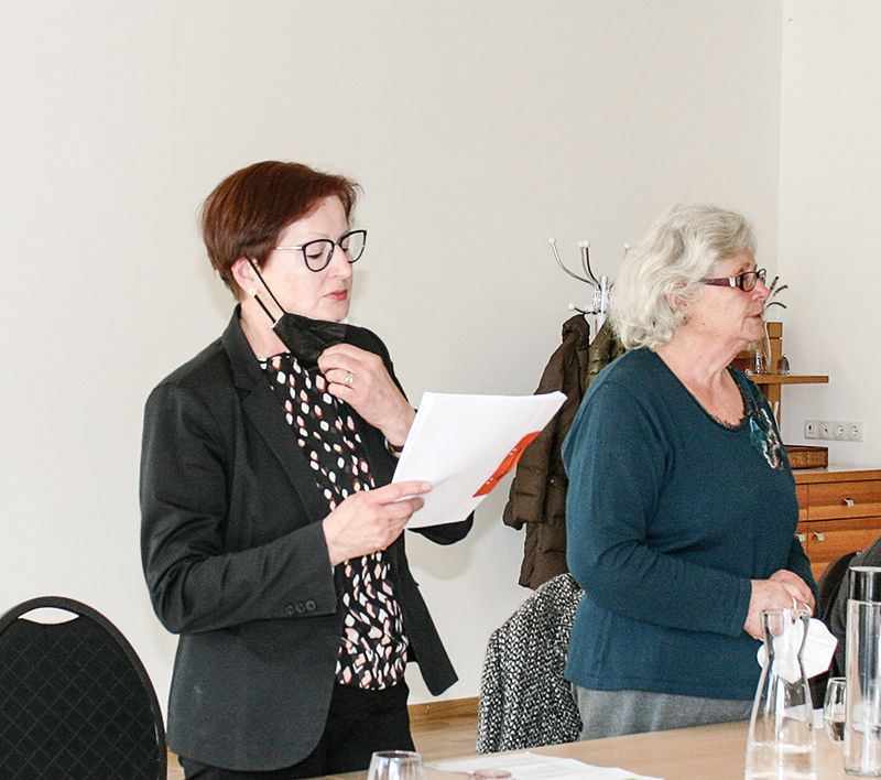 v. l. Bezirksvorstandsmitglied der Vinschger Seniorenvereinigung im Bauernbund Adelheid Staffler und Präsidentin Martina Plörer