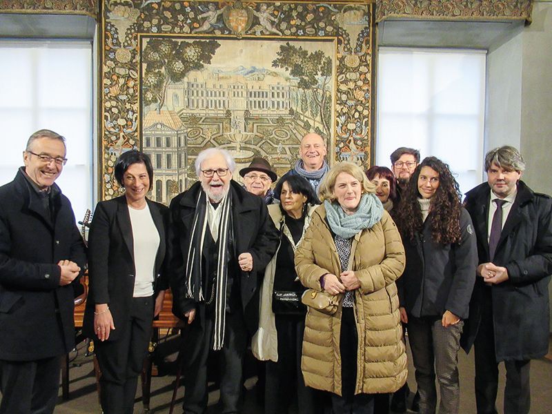 Bis April 2024 gibt es in der Hofburg in Brixen eine Ausstellung der Werke von Luis Stefan Stecher. V. l.: Michael Mitterhofer, Bettina Kerer, Luis Stefan Stecher, Schwiegersohn Gerhard Ruiss, seine Frau Ulrike, Sohn Thomas, Tochter Ulrike, Schwiegertochter Elfi Sommavilla, Sohn Heiner, Kathrin Zitturi, Peter Schwienbacher