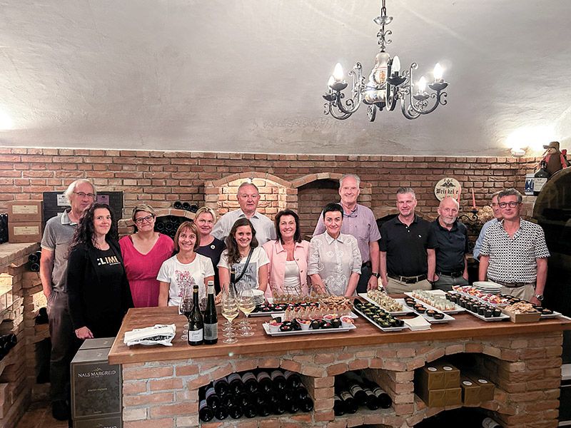 v. l.: Hermann Raffeiner, Daniela Folie, Elisabeth Tappeiner, Daniela Erhart, Katja Trauner, Karin Gluderer, Manfred Pinzger, Rita Egger (Bezirkspräsidentin), Landesrätin Uli Mair, Thomas Rinner, Thomas Moriggl, Raimund Prugger, Günther Platter, Ulrich Linser