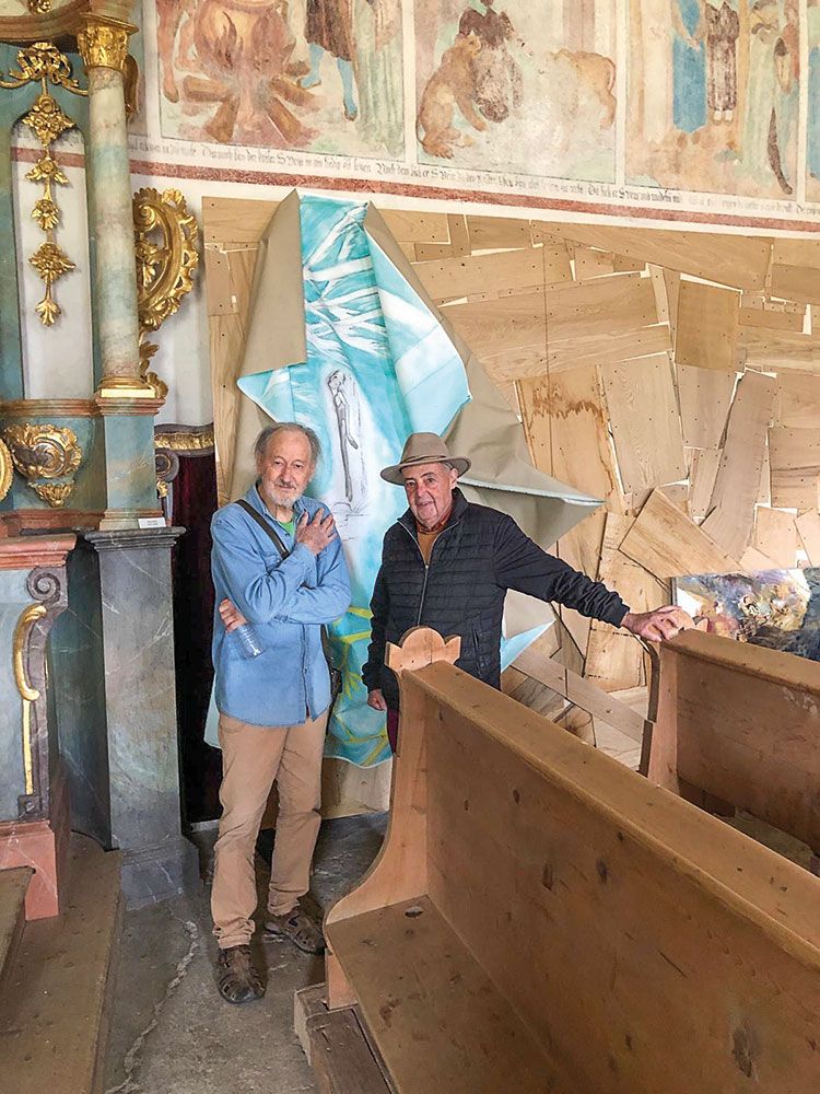 Kurt Hofer und Jörg Hofer vor der Installation „Karl Plattner in Memoriam“
