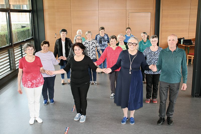 Die Tanzgruppe in der Sportzone St. Sisinius in Laas; vorne zweite von rechts: Ingeborg Stecher