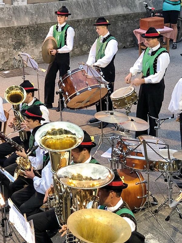 Die Musikkapelle Partschins unter besonderen (Corona-bedingten) Umständen bei ihrem ersten Abendkonzert im Jahr 2020