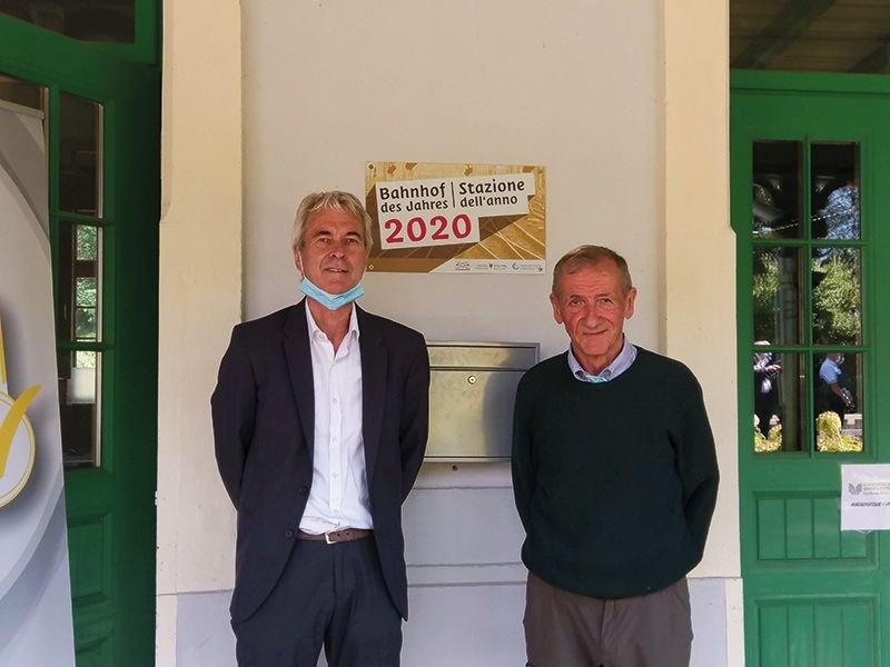 Die besondere Auszeichnung „Bahnhof des Jahres“ ist nun auch am Hauptgebäude des Bahnhof Spondinig/Prad/Stilfs angebracht. Karl Bernhart (Gemeinde Prad) und Arthur Scheidle (Vizepräsident des Vereins Freunde der Eisenbahn und Vorsitzender der Jury)