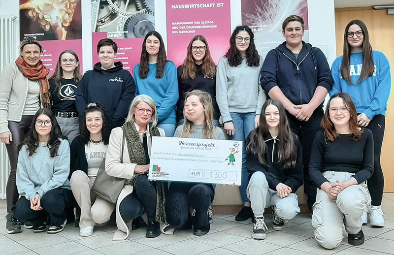 3. Klasse Fachrichtung Agrotourismus mit Klassenlehrerin Carmen Januth und vorne sitzend die Projektleiterin Denise Ratschiller (mit Scheck) und Elisabeth Laimer von der Vereinigung Peter Pan