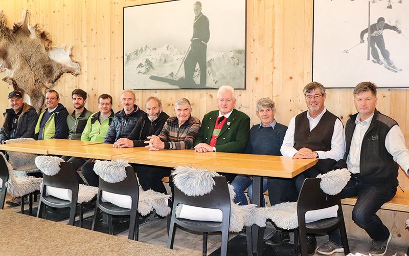 „Wir halten zusammen“: Ehrenloge der EGO; v.l. Egon Waldner, Peter Paul Noggler (Kontrollausschuss), Samuel Stecher (Kontrollausschuss), Markus Hohenegger (VizePräsident), Johann Habicher (Präsident), Heinrich Weiß (Gründungsmitglied), Alfons Wallnöfer (erster Obmann, Vorstand), Walter Kaserer (Gründungsmitglied, Kontrollausschuss), Nikolaus Hohenegger (Gründungsmitglied), Albrecht Plangger (ehemaliger BM u. Mitinitiator), Andreas Fliri (Kontrollausschuss) – es fehlen der ehemalige Sekretär Walter Fischer und verstorbene ehemalige Präsident Johann Stecher.