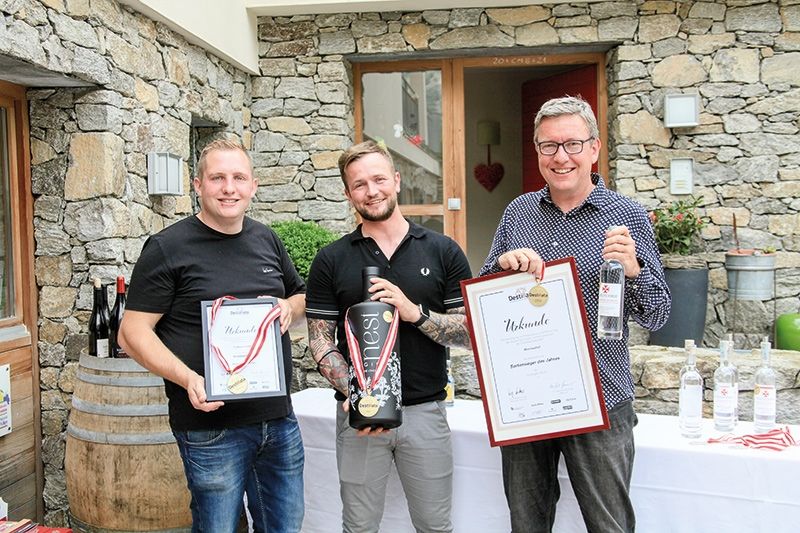 Große Freude bei den Destillata-Siegern aus dem Vinschgau v.l.: Peter Paul Schweitzer (Getränke Schweitzer Latsch), Matthias Gamper (Hotel Adlernest in Schnals) und Heiner Pohl vom Marinushof in Kastelbell