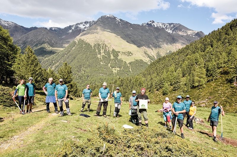 Die Almwirtschaft zählt zu den ältesten Wirtschaftsformen in den Alpen. Damit die Weideflächen nicht zuwachsen, wird auf Initiative des Alpenvereins und in Zusammenarbeit mit den Forststationen und den Grundbesitzern seit einigen Jahren der Almpflegetag „Pimp my Alm“ durchgeführt, dieses Jahr im Vinschgau auf der Schlanderser Alm im Schlandrauntal.