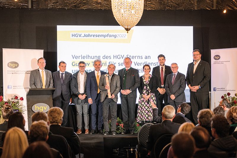 v. l.: Landesrat Massimo Bessone, Gottfried Schgaguler, Klaus Berger, Landesrat Arnold Schuler, Skilegende Gustav Thöni, HGV-Präsident Manfred Pinzger, HGV-Vizepräsidentin Judith Rainer, Landtagsabgeordneter Helmut Tauber, Regierungskommissär Präfekt Vito Cusumano, HGV-Bezirksobmann Hansi Pichler.