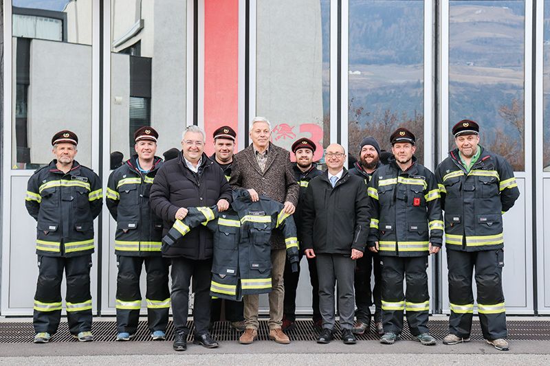 Rudi Bachmann - FF-Kommandant Schlanders, Manuel Schuster - FF-Kommandant Göflan, BM Dieter Pinggera, Markus Altstätter - FF-Kommandant-Stellvertreter, Erich Ohrwalder - Raika-Obmann, Jonas Tröger – FF-Kommandant-Stellvertreter Kortsch, Michael Grasser – Raika-Direktor, Klaus Ratschiller – FF-Kommandant Vetzan, Gerd Stecher – FF-Kommandant Sonnenberg und Othmar Alber, Abschnittsinspektor