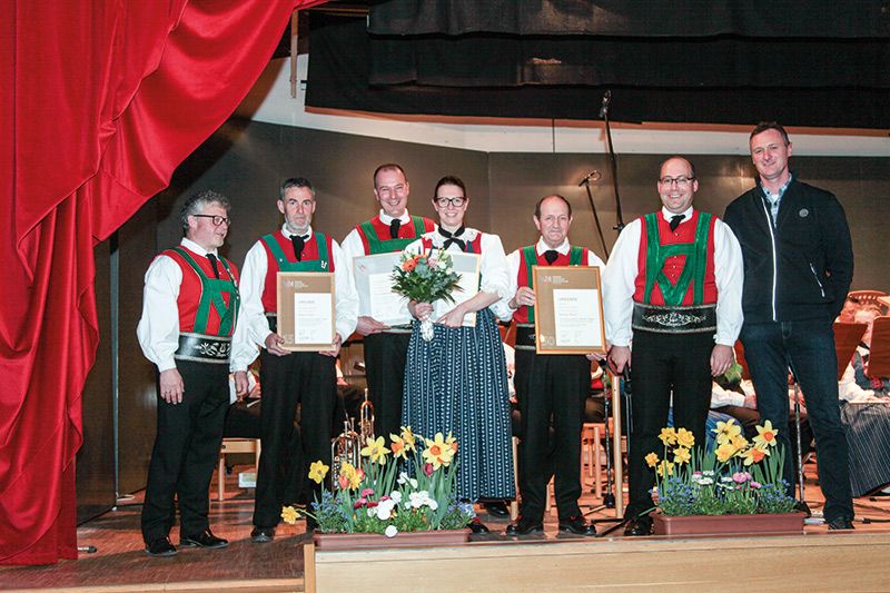 Im Mittelpunkt des Frühjahrskonzertes der Musikkapelle Burgeis standen Ehrungen v. l.: Kapellmeister Alois Kuntner, Klaus Thöni (15 Jahre Mitglied), Stefan Baldauf und Lydia Bertignoll (jeweils 25 Jahre - Ehrenzeichen in Silber) Toni Punt 50 Jahre -Ehrenzeichen in Gold am Bande), Obmann Aaron Punt und BM Josef Thurner