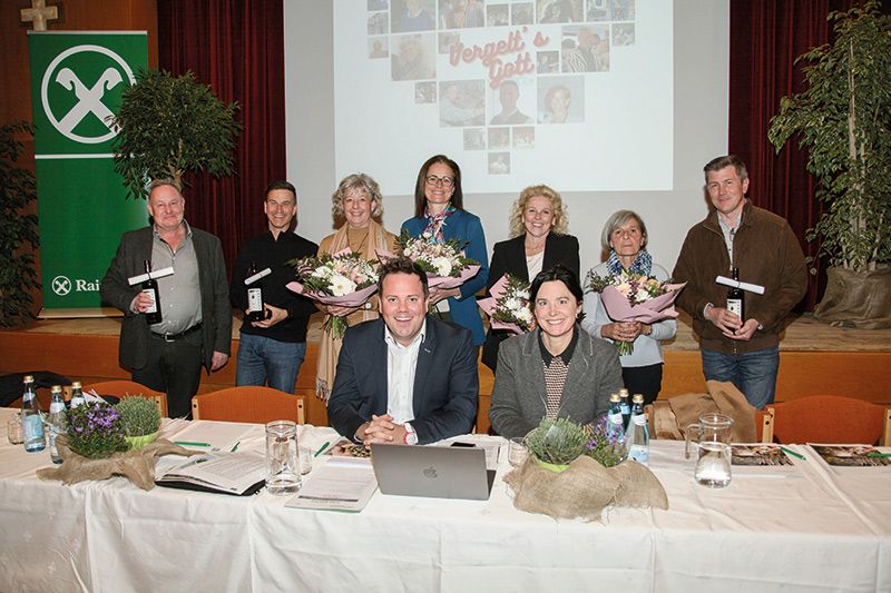 vorne sitzend: TV-Präsident Philip Ganthaler und TV-Direktorin Karin Thaler; mit teilweise mehr als 30 Jahren im Vorstand machen die Erfahrenen Jüngeren Platz v. l.: BM Alois Forcher, Hans Weiss, Ulrike Hasler, Christine Schönweger, Birgit Egger, Antonia Schnitzer und Philipp Schönweger