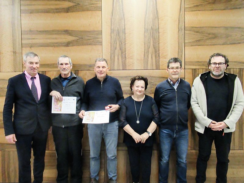 Bei der 65. Generalversammlung von AVIS Vinschgau im Kultursaal in Schluderns: v. l.: Roland Wallnöfer (Präsident), Franz Kaserer (Gold mit Rubin), Andreas Raffeiner (Gold mit Rubin), Ilse Thoma (Sekretärin), Erwin Tumler (Kassier), Peter Paul Hofer (Vize-Präsident von AVIS Südtirol)