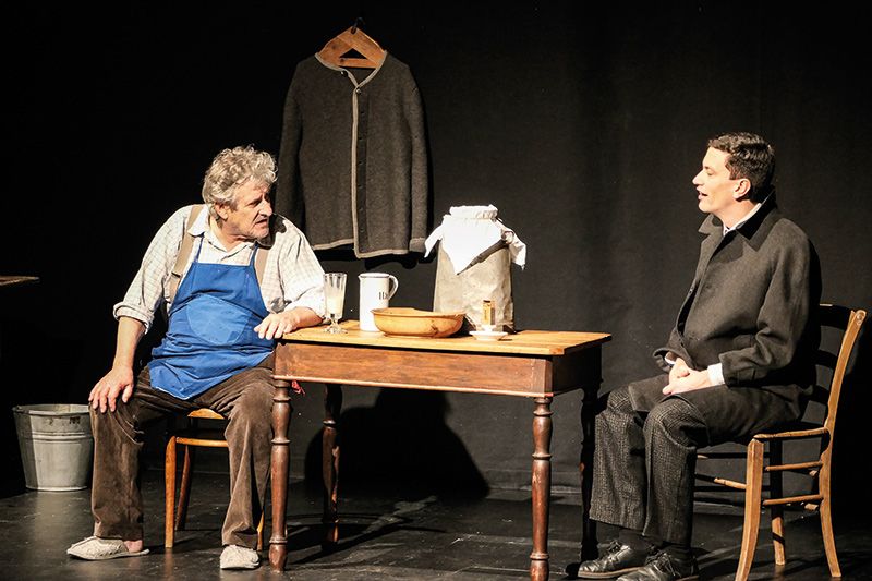 Im zweisprachigen Theaterstück „Vacche magre – Eine Südtiroler Geschichte“ von Gianluca Iocolano und der Regie von Flora Sarrubbo, trifft der Südtiroler Bergbauer Georg (gespielt von Georg Kaser) auf den jungen italienischen Beamten Aurelio (gespielt von Gianluca Iocolano).