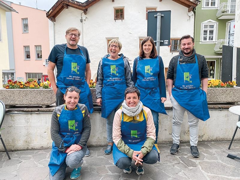 Mit Bildungsschürze in die Fußstapfen von Sibille Tschenett treten v. l.: Ludwig Fabi, Gudrun Kuenrath, Isbella Erhard, Karin Thöni, Marion Januth, Michael Pinggera – nicht im Bild Sarah Peer, Christiane Schöpf und Evelyne Piergentili