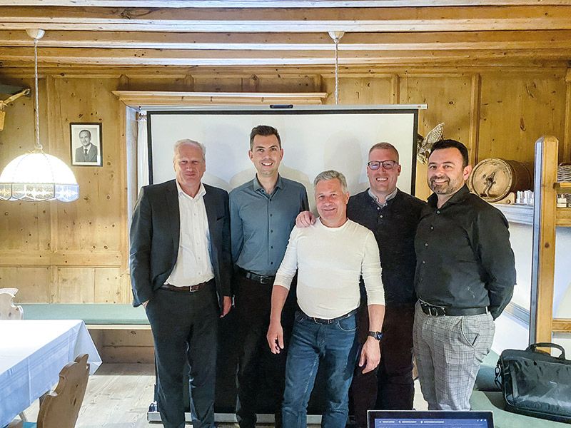 Von links: Bürgermeister Gustav Tappeiner, HGV-Ortsobmann Lukas Bernhart, Tourismusvereinspräsident Manfred Prantl, HGV-Gebietsobmann Benjamin Raffeiner und der Leiter des Bereichs Baumanagement im HGV Michael Pichler.