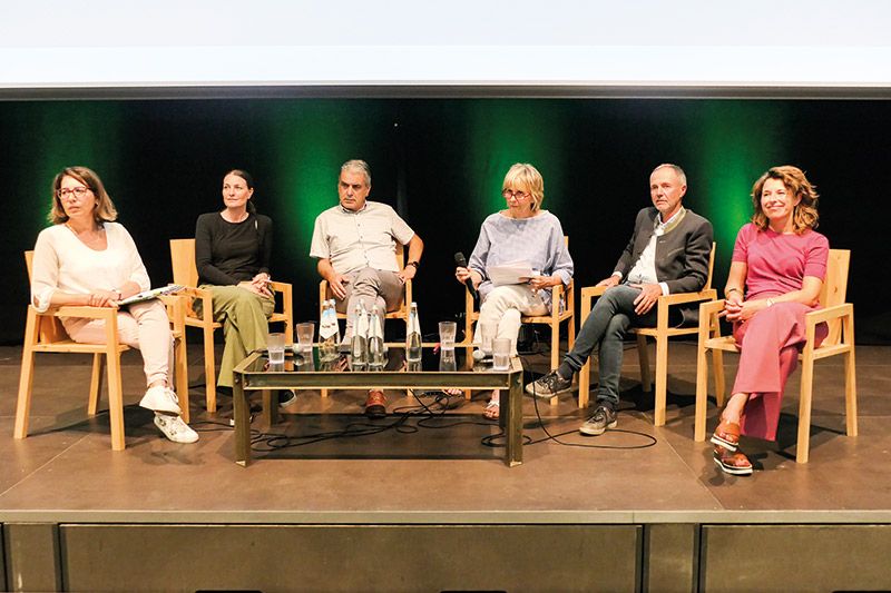 Podiumsdiskussion bei der Veranstaltung „A gmahnte Wies?“ am 4. Juli in der Basis Vinschgau. V. l.: Heike Mayr, Anita Tscholl, Stefan De March, Evi Keifl, Thomas Oberhofer und Ivonne Daurù.