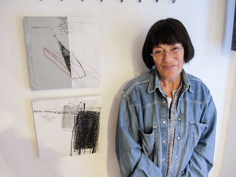 Die freischaffende Künstlerin Annemarie Laner aus dem Pustertal wohnte eine Woche im Künstler:innenhaus 59 in Stilfs mit ihren Kunstwerken: Bildern, Krähen und Kinderschuhe aus Papier.