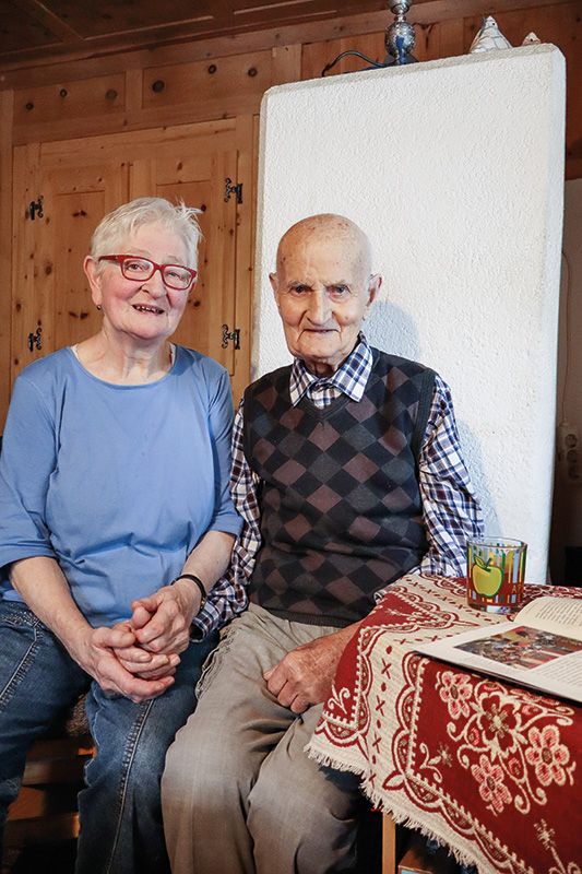 Agnes Moser, Jg. 1950 und Herbert Pinggera Jg. 1933  teilen auf dem Bergbauerhof „Fragges“ bei Stilfs seit 56 Jahren Freud und Leid  