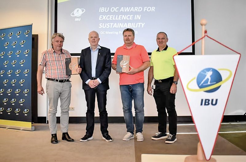 Bei der Verleihung des IBU OK-Exzellenzpreises für Nachhaltigkeit 2023. Von links: OK-Präsident Biathlon Martell Georg Altstätter, IBU Präsident Olle Dahlin sowie zwei Vertreter des OKs aus Oberhof (Deutschland)