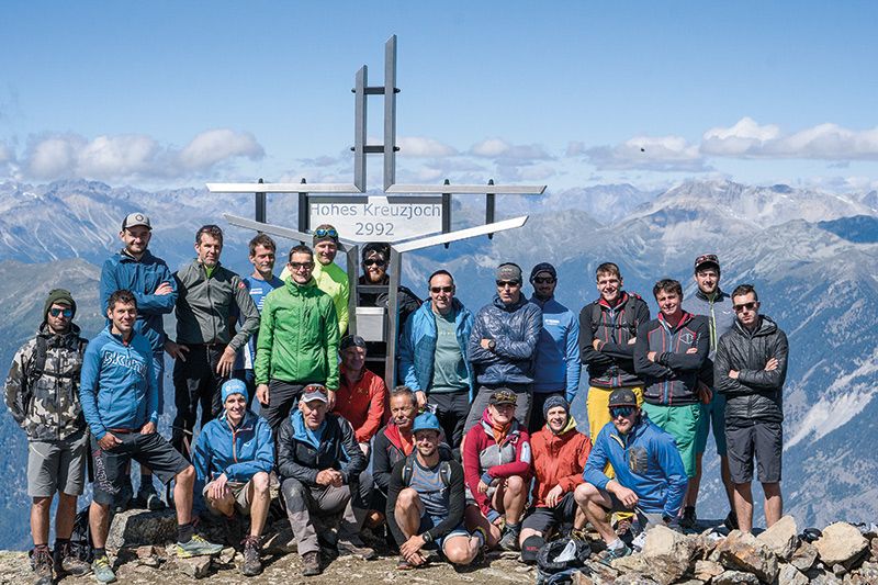 Das Gipfelkreuz am Hohen Kreuzjoch errichtet in Gemeinschaftsarbeit
