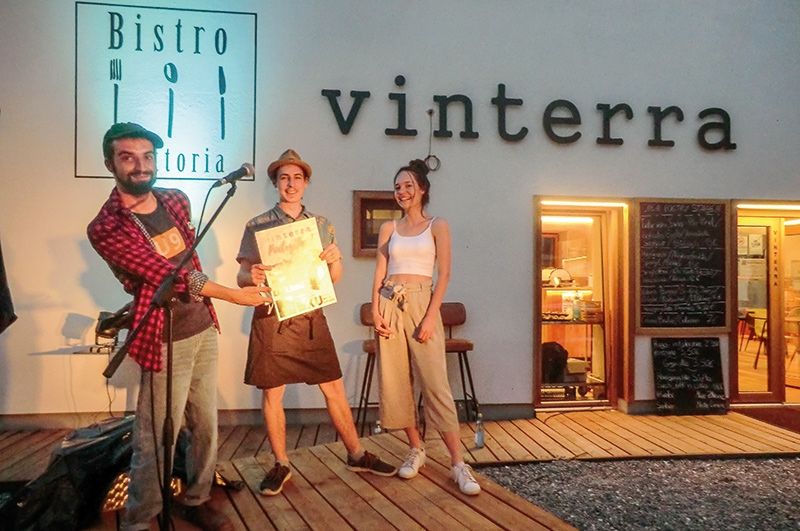 Die Poeten Alex Giovanelli und Valentina Gander mit Robin Diana (Mitte) Vorstandsmitglied der Sozialgenossenschaft Vinterra