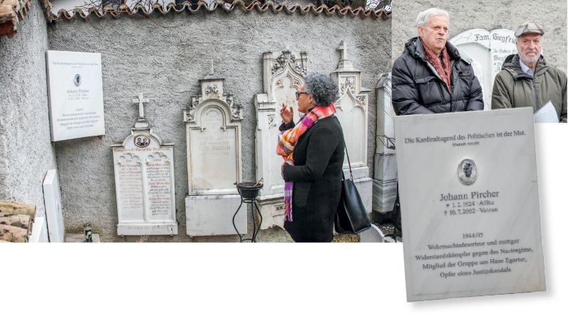 BMin Verena Tröger vor der Gedenktafel zu Ehren Hans Pirchers; oben rechts: der Historiker Leopold Steurer und der Petitionsinitiator Peter Tappeiner (sh. Vinschgerwind Nr. 6/2021)