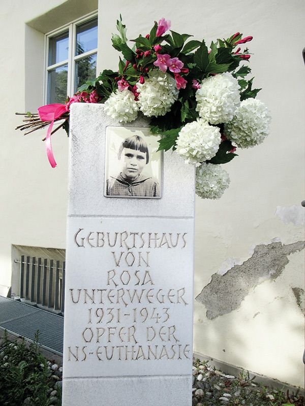 Blumen für Rosa Unterweger, die mit 12 Jahren an den Folgen von medizinischen Experimenten starb.